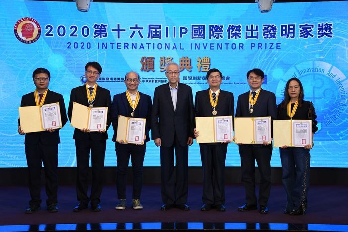 2020十六屆IIP國際傑出發明家獎頒獎典禮-國際傑出發明家終身成就獎六位得主，右二為黃聰龍教授。